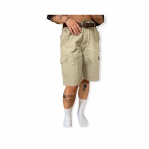 Shorts - Coola cargoshorts som ej kommer till användning:) strl XL men passar bra på mig om jag har skärp som vanligtvis är M 