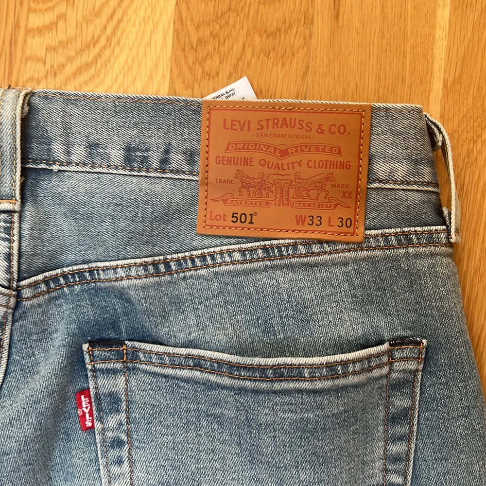 Jag säljer mina Levis 501 i nyskick då jag inte haft någon användning för dem. Har knappt används och nypriset är 1000kr. (Pris kan diskuteras). Jeans & Byxor.