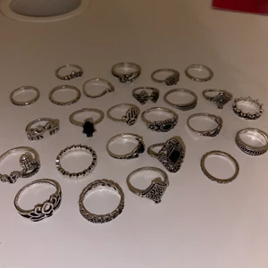 Ringar - Säljer ringar som inte kommer till användning, 1 för 25kr 3 för 50kr och 5 för 80kr. Dom kommer från shein  (Skicka bild på dom du vill ha till mig) frakt tillkommer på 13kr