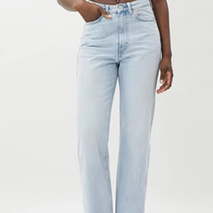 Ljusa weekday jeans  - Ljusa långa perfekta Jeans, sitter som en smäck!  Strl. W 30 L 32 Modell: ROWE