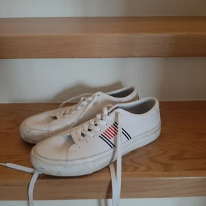 Tommy hilfiger skor  - Sälker ett par Tommy hilfiger skor. Storlek 40 men sitter som 41. 
