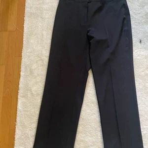 Svarta kostymbyxor  - Svarta kostymbyxor som endast användes en gång. Vet tyvär inte storleken men är förmodligen 44-48 