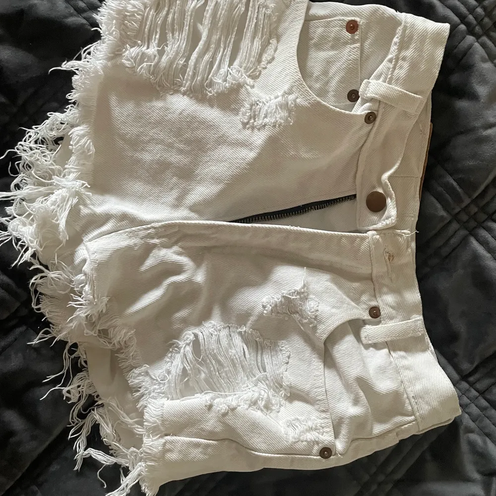 Jätte fina shorts som sitter väldigt bra. Säljes för de passar inte längre. . Kjolar.