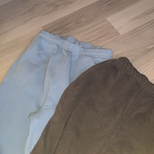 Byxor - Använd men fint skick förutom fläckar av färg som ej går bort, köp en för 30kr eller båda för 50kr