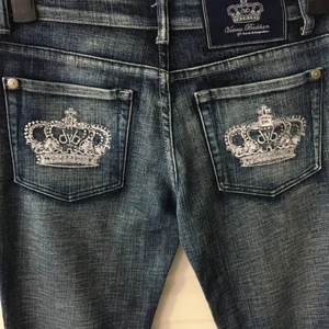 Victoria Beckham  - Victoria Beckham Jeans Lågmidjade bootcut, Midjemått 39, innerbensmått 82. Kan skickas köparen betalar frakten, kan mötas upp i Stockholm.