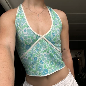 Halterneck topp - Linne från en gammal zara-kollektion. Vet ej om jag vill låta denna gå ännu, men kan släppa den för 350. Storlek S