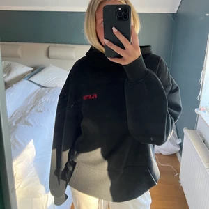 Playboy hoodie - As snygg oversized play boy hoodie. Stl 32, ja har vanligtvis 36/38. Köparen står för frakten 