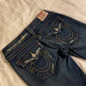 As feta True Religion bootcut jeans, inget galet eller men feta ändå. Säljer för att jag råkade köpa guzz jeans😭 innerbensmått - 81cm midjemått - 39cm