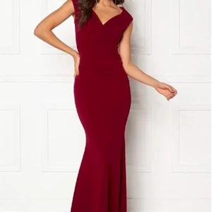 Balklänning storlek38/M även s - Säljer klänningen för jag kommer inte använda den. Har använts 2 gånger.klänningen är rosa/nude är köpt på bubbleroom för 899kr den är i fint skick och inga skador i storlek 38/M men passar även en stolek mindre och större. Säljer den för 200kr 