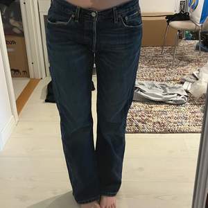 Vintage Levis jeans passar mig som har 36,38. Lite lågmidjade och vidare vid anklarna.