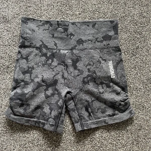 Adapt Camo Shorts, Gymshark  - Adapt camo seamless shorts från gymshark. Detalj vid sidan av shortsen på båda sidorna. (Slutsåld i storlek S på hemsidan) Nypris 499kr