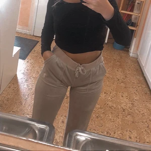 Juicy byxor - Säljer mina juicy byxor i färgen beige