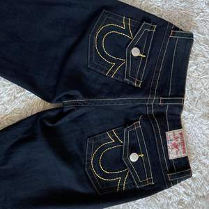 INTRESSEKOLL‼️ Ett par svarta skinny jeans i märket true religion. Storlek 28. Inget täcken på användning.