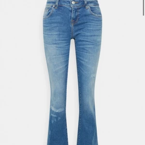 Ltb jeans  - Säljer dessa så fina lågmidjade bootcut jeansen från Ltb (ser högmidjade ut på bilden men är låga irl). Storlek 26/34, långa på mig som är 175. Köpare står för frakt!❤️