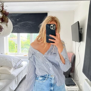 Zara Randig skjorta  - Säljer denna randiga skjorta från Zara i storlek S, 90 kr.