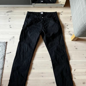 Street Style jeans - Väldigt snygga jeans, bra kvalle, bra skick, inga fläckar eller skador, nypris ca 1400, köpta på junkyard förra året, priset kan alltid diskuteras, bara höra av dig ifall det är något du undrar!