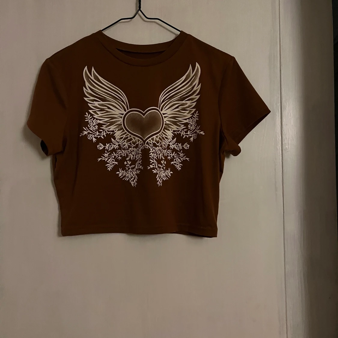 Fin brun tröja med vit tryck. - 90