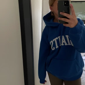 Blå Hoodie från HM! - En blå hoodie från hm köpt förra året, bra skick.
