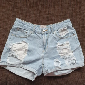 Ljusblå jeansshorts - Snygga jeansshorts med normal-hög midja. De är väl använda mem fortfarande i bra skick. De har tyvärr blivit för små för mig och har ingen bild var jag har dem på. Perfekta nu på sommaren 🤗 OBS! Finns katt i hemmet
