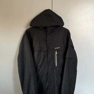 Alpinjacka - Alpinjacka. Väl använd men väldigt bra skick! Finns snörlåst, ficka på armen för lyftkort. Håller värmen väldigt bra för en hel dag i skidbacken.🤩 Säljer pga. garderobrensning.💘