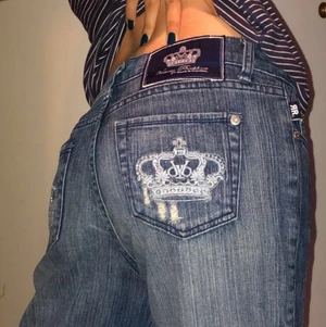 Victoria Beckham Jeans <3 MÖTS ENDAST UPP I STOCKHOLM! - HÅLLER PÅ ATT SÄLJA TILL NÅGON Köpte de på plick men var för korta enligt mig😞 Innerbenslängd: 68 cm Midjemått: tvärs över midjan 40 cm. De har snygga slitningar på båda benen och en på bakfickan!💖 Kronorna är ljusblå om det inte syns på bilderna! 