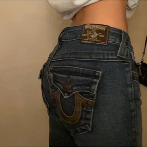 True religion jeans - Så fina true religion jeans köpta här på plick (lånade bilder) som säljs vidare då de tyvärr var lite för små på mig. ❗️Jeansen är inte sålda så buda från 490 kr i kommentarerna eller privat meddelande❗️