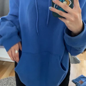 Blå oversized hoodie  - Säljer denna hoodie från H&M, säljer pga att jag inte använder den! Den är använd 1-2 gånger och är i storlek XL så den sitter större, köparen står för frakten annars så möts jag i Stockholm!