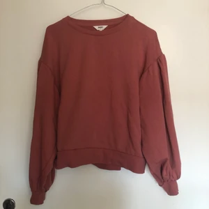 Sweatshirt object puffärmar  - Jättefin sweatshirt i mycket gott skick med puffärmar. Storlek s. 