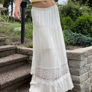 Lågmidjad långkjol - Använd 1 gång och fick vid tillfället en liten gräsfläck på sig. Går högst sannolikt bort i tvätt eller med vanish. Passar mig som har S