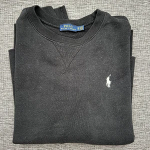 Polo Ralph Lauren sweatshirt  - Svart Polo Ralph Lauren sweatshirt. Väl använd men inga fläckar, hål eller liknande. Storlek XS, men sitter som S/M. Säljes för 100kr + 66kr i frakt 