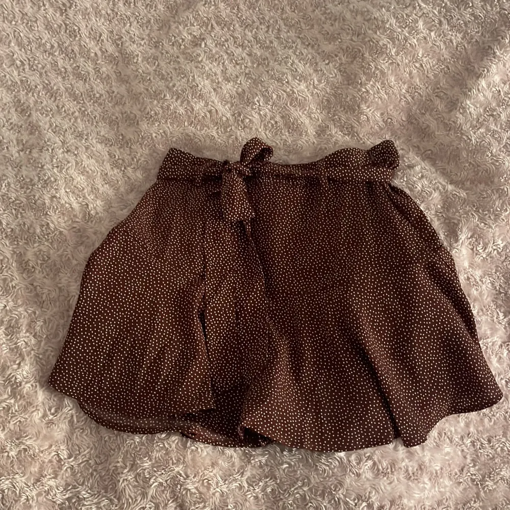 Otroligt söt kjol med shorts inbyggd. Dessutom väldigt bekväm och praktisk. Kissen gillar den🥰 Köparen står för frakt☺️. Kjolar.