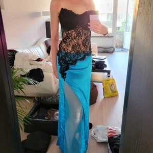 Cocktail klänning xs/s  - Hej. Hade 2 gånger på eget bröllopet. Egen design. Sys i atelje.  Fransk spets. Jätte fint kvalite. Passar smallare bröst och figur. Min längd är 179. Blev tyvärr för liten. Ska stryckas för finare look 