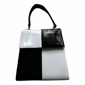 Svart/vit liten handväska 🤍🖤 - Vintage, supersöt där man får plats med det nödvändigaste (mobil, plånbok, liten necessär). Finns små små fläckar på baksidan som syns i bild nr. 2