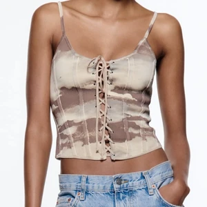 topp från zara  - aldrig använts. Helt slutsåld på hemsidan. Nypris 360kr