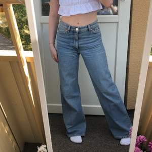 monki jeans - modell Yoko storlek 24, jättebra skick🫶🏼 de har dock töjts och passar nu någon med 34 i jeans skulle jag säga 🌸 långa på mig som är 158 så passar nog nån upp till 164 i längd 😚 