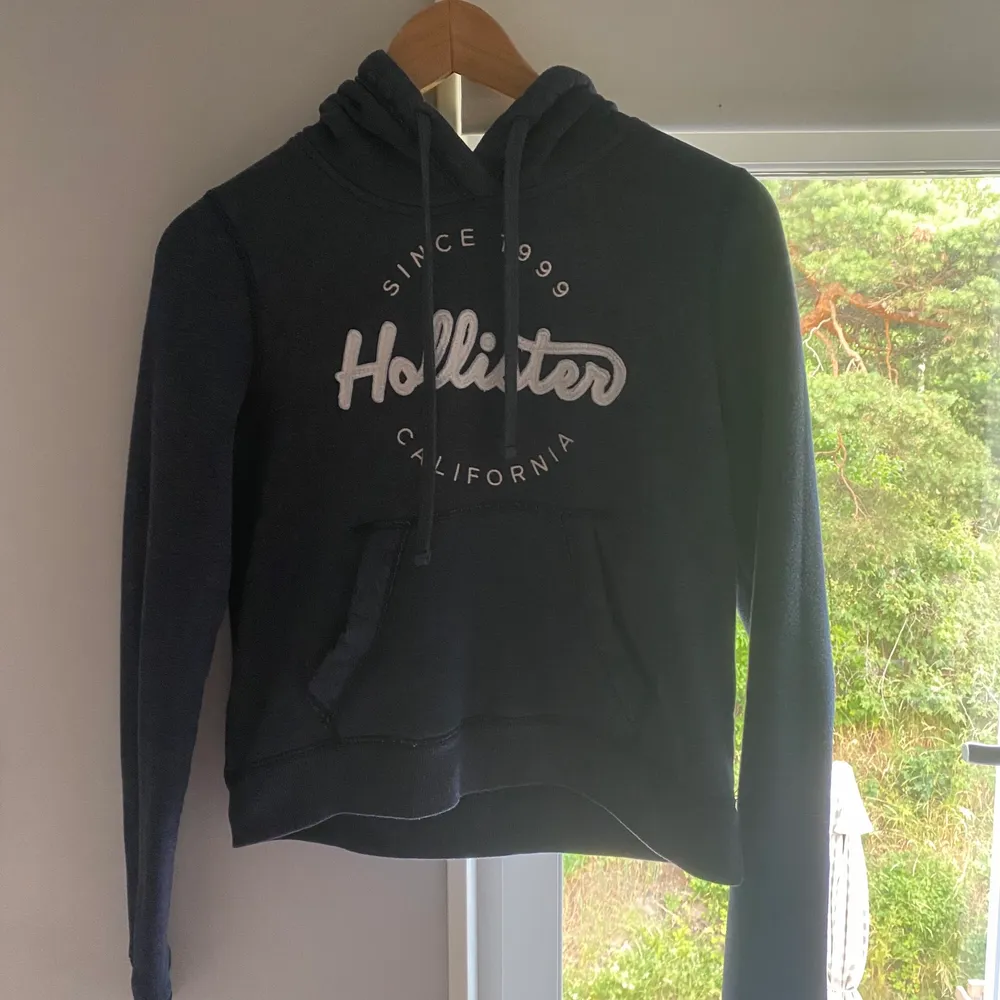 Blå hoodie från Holister, använd 2-3 gånger och är i nyskick. Storleken är XS ☀️. Hoodies.