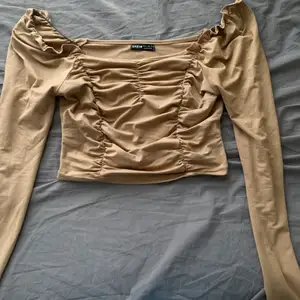Säljer en tröja från SHEIN. Använd 2-3 gånger, i färgen beige/brun. Storlek M 