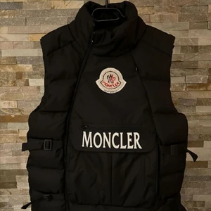 Moncler väst - Moncler väst finns i alla storlekar möts endast i gbg annars frakt 