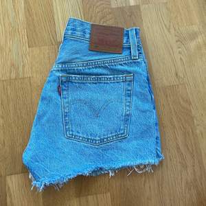 Säljer ett par jätte fina ljusa Levi’s shorts som aldrig är använda! Köparen står för frakten!☺️