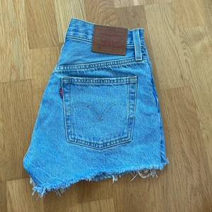 Levi’s jeans shorts  - Säljer ett par jätte fina ljusa Levi’s shorts som aldrig är använda! Köparen står för frakten!☺️
