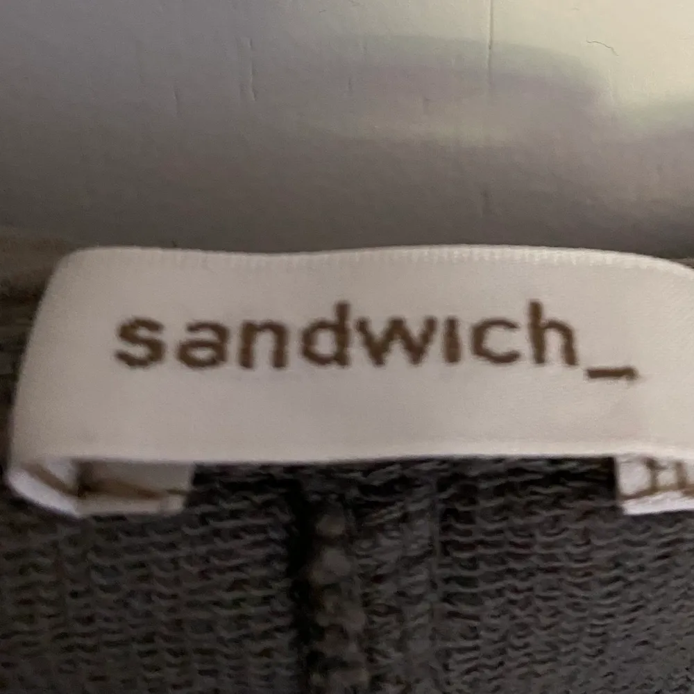 super cool zip up tröja från sandwich! bra skick. Hoodies.