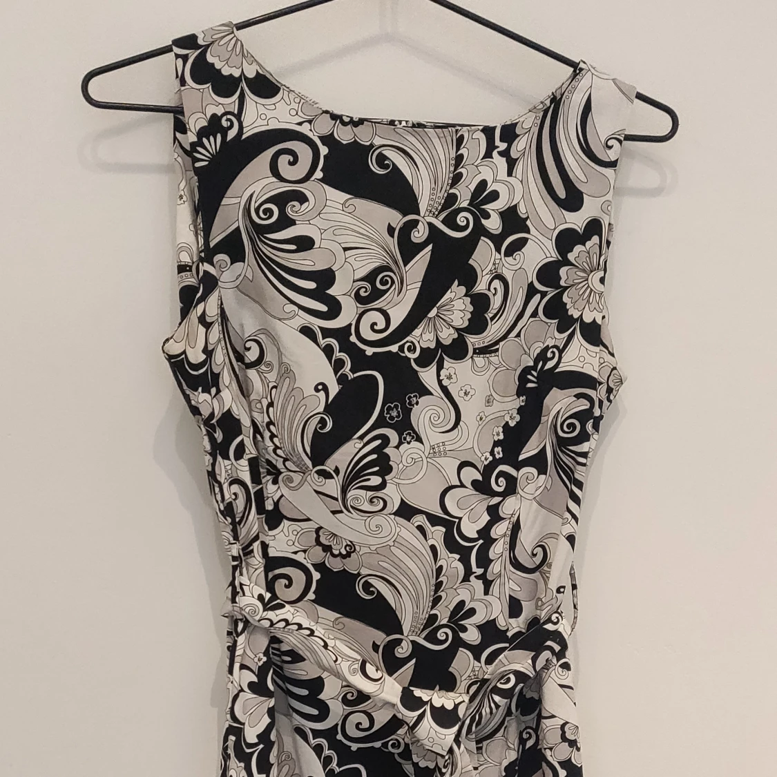 Jättefin klänning i 60-talsstil i snyggt svartvitt mönster.