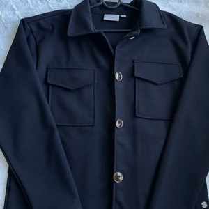 Vårjacka  - Kapplikande jacka, storlek 36/38 o går lite över rumpan på mig som är 156. Inga defekter och aldrig använd då det inte riktigt är min stil. Skriv vid frågor eller ifall ni vill ha fler bilder💗