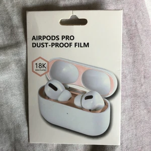AirPods Pro dammskydd  - Roséguldiga dammskydd. Råkade beställa till airpods pro när jag har vanliga så därför säljer jag de. På andra bilden ser ni vad man får med. Jag köpte de på fyndiq för 99kr. Köparen står för frakten. FRAKT=13KR