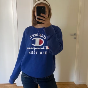 Sweatshirt från Champion - Sweatshirt från Champion, jag på bilden är en S/M och tröjan är i herrstorlek 🌷 priset kan sänkas vid snabb affär