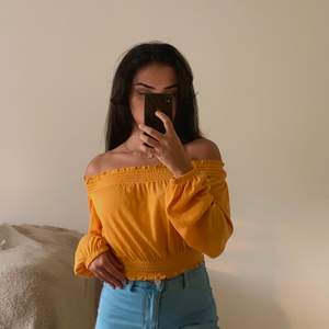Söt gul/orange off shoulder topp från H&M i storlek xs🧡 Använd ett fåtal gånger och i bra skick☺️ (köparen står för frakt)