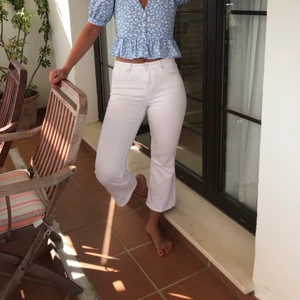 Vita stilrena jeans  - Kortare jeans med lite utsväng nertill. Väldigt stretchiga. Väldigt fin passform bak