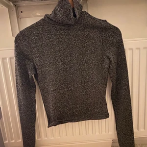 Glittrig topp - Säljer nu en jättesnygg glittrig topp från hm❤️