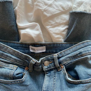 Zara midwaistjeans  - Säljer dessa midwaistjeans jeans från zara. Hål i knäna och slits. Fin passform och aldrig använda. Gratis frakt - spårbar. 