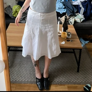 Vit sommarkjol  - Säljer den här jättefina vita kjolen.  Storlek 36. Använd få gånger!!